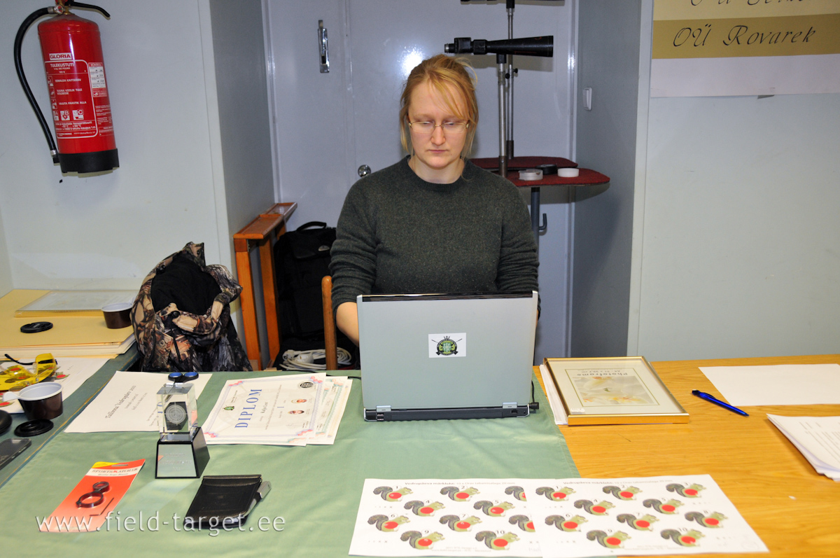 Võistluste fotograaf ja sekretar Ave valmistab autasustamist ette